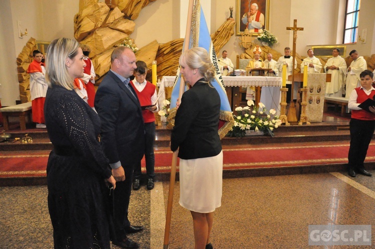 Poświęcenie sztandaru Katolickiej Szkoły Podstawowej im. św. Jana Pawła II w Gorzowie Wlkp.