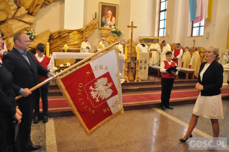 Poświęcenie sztandaru Katolickiej Szkoły Podstawowej im. św. Jana Pawła II w Gorzowie Wlkp.