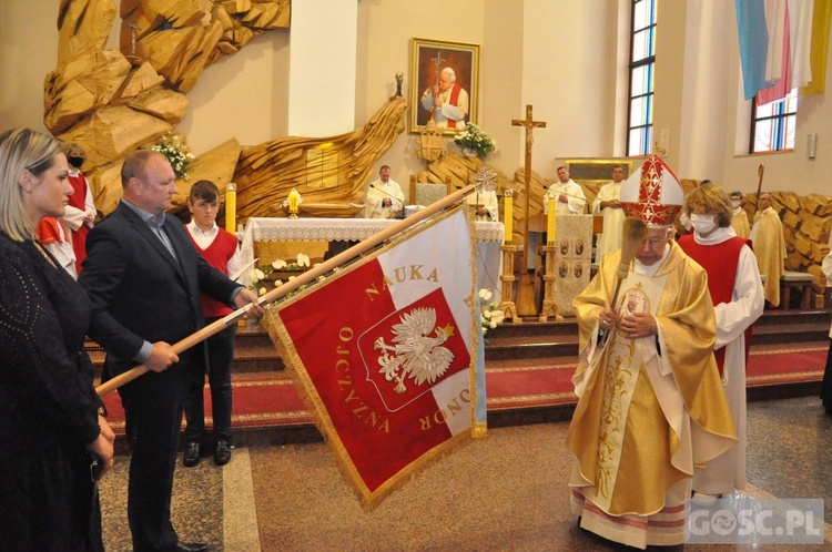 Poświęcenie sztandaru Katolickiej Szkoły Podstawowej im. św. Jana Pawła II w Gorzowie Wlkp.