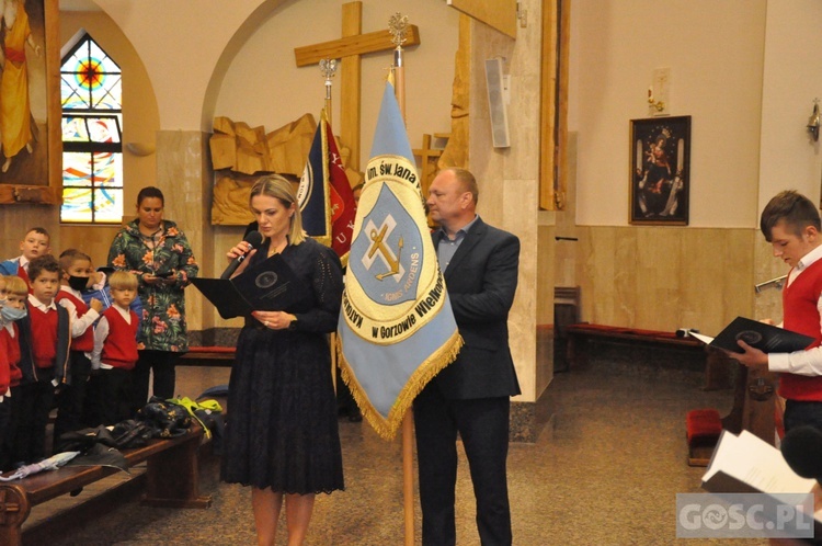 Poświęcenie sztandaru Katolickiej Szkoły Podstawowej im. św. Jana Pawła II w Gorzowie Wlkp.