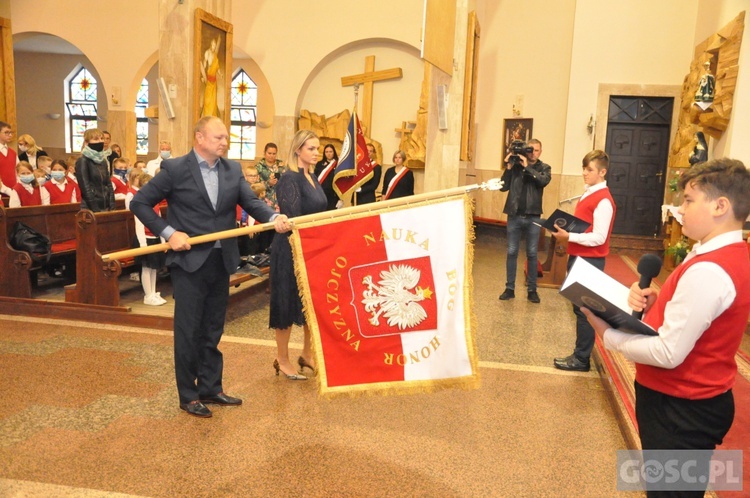 Poświęcenie sztandaru Katolickiej Szkoły Podstawowej im. św. Jana Pawła II w Gorzowie Wlkp.