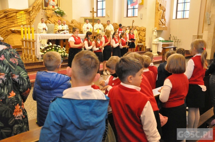 Poświęcenie sztandaru Katolickiej Szkoły Podstawowej im. św. Jana Pawła II w Gorzowie Wlkp.