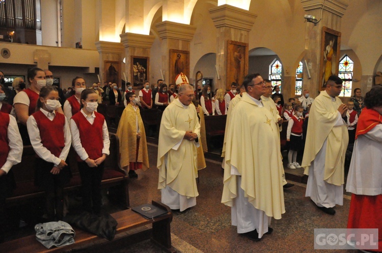 Poświęcenie sztandaru Katolickiej Szkoły Podstawowej im. św. Jana Pawła II w Gorzowie Wlkp.