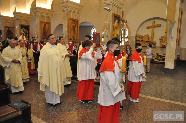 Poświęcenie sztandaru Katolickiej Szkoły Podstawowej im. św. Jana Pawła II w Gorzowie Wlkp.