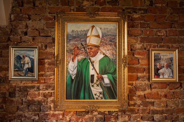 Papieskie portrety w Starym Opactwie  
