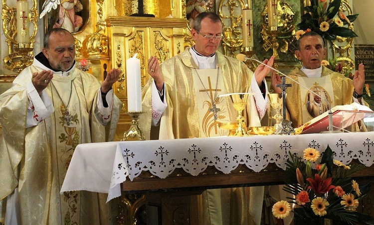 Od lewej: bp Zbigniew Tadeusz Kusy, abp Tadeusz Wojda i ks. dziekan Stefan Sputek.