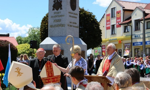 Kard. Marian Jaworski przemawia pod pomnikiem św. Bilczewskiego.