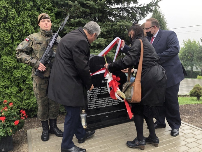 Odsłonięcie obelisku upamiętniającego żołnierzy "Bartka" poległych w Łazach