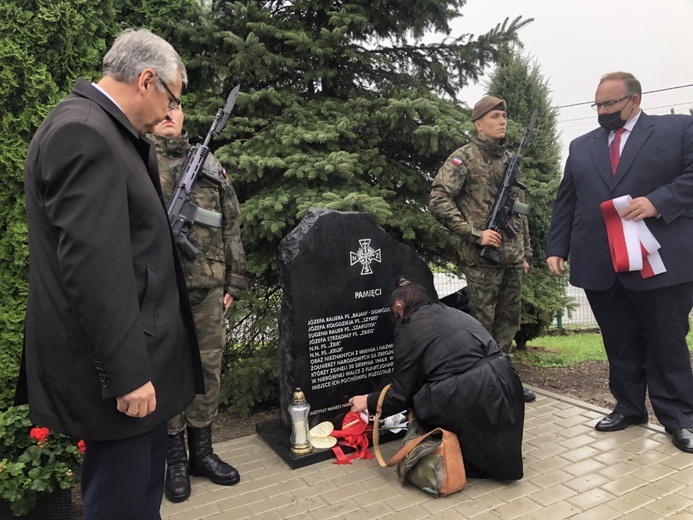 Odsłonięcie obelisku upamiętniającego żołnierzy "Bartka" poległych w Łazach