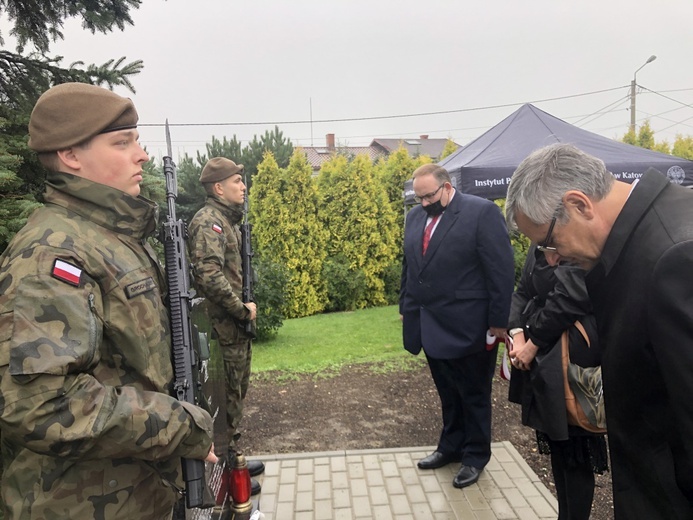 Odsłonięcie obelisku upamiętniającego żołnierzy "Bartka" poległych w Łazach