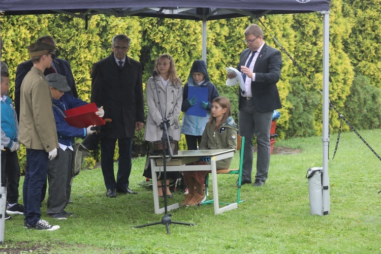 Odsłonięcie obelisku upamiętniającego żołnierzy "Bartka" poległych w Łazach