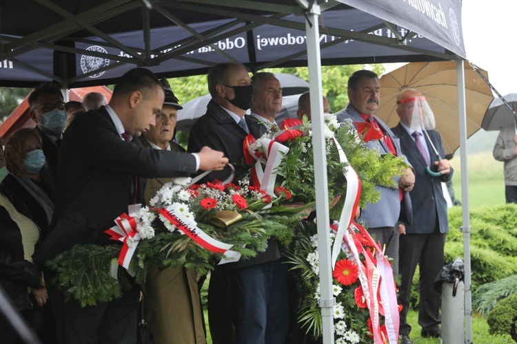 Odsłonięcie obelisku upamiętniającego żołnierzy "Bartka" poległych w Łazach