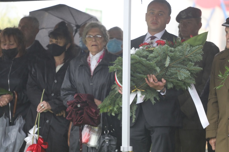 Odsłonięcie obelisku upamiętniającego żołnierzy "Bartka" poległych w Łazach