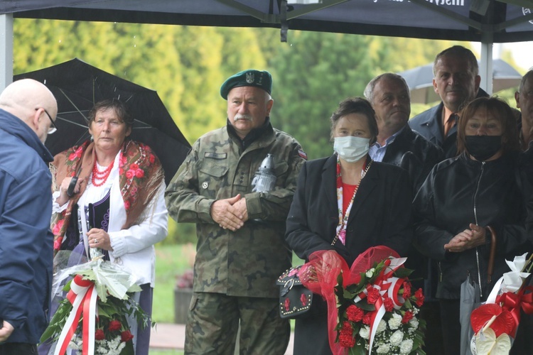 Odsłonięcie obelisku upamiętniającego żołnierzy "Bartka" poległych w Łazach