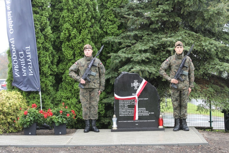 Odsłonięcie obelisku upamiętniającego żołnierzy "Bartka" poległych w Łazach