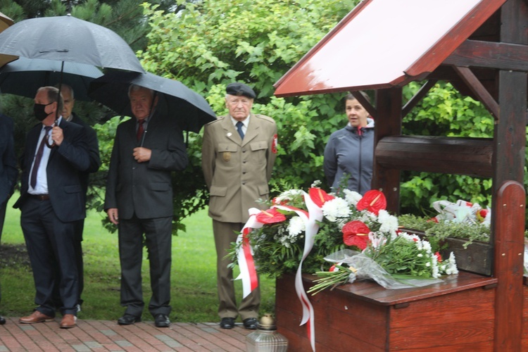 Odsłonięcie obelisku upamiętniającego żołnierzy "Bartka" poległych w Łazach