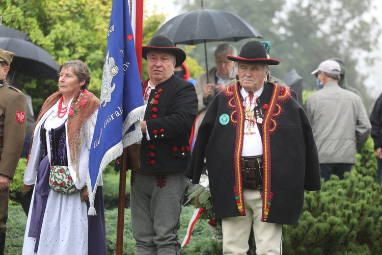 Odsłonięcie obelisku upamiętniającego żołnierzy "Bartka" poległych w Łazach