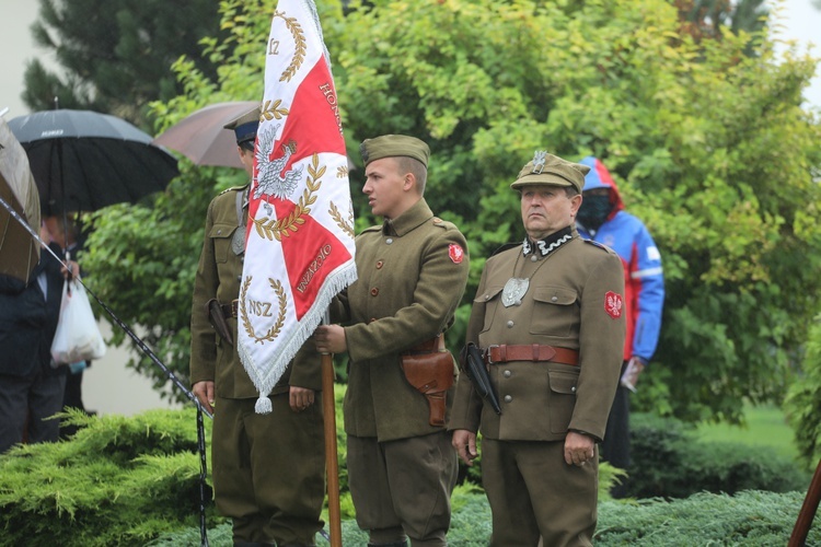 Odsłonięcie obelisku upamiętniającego żołnierzy "Bartka" poległych w Łazach