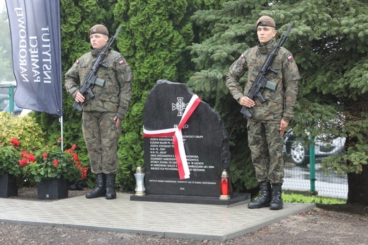 Odsłonięcie obelisku upamiętniającego żołnierzy "Bartka" poległych w Łazach