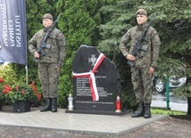 Odsłonięcie obelisku upamiętniającego żołnierzy "Bartka" poległych w Łazach