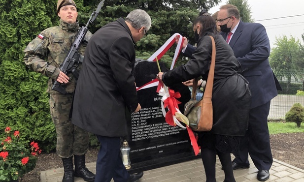 Odsłonięcia dokonali: siostrzenica poległych rodzeństwa: Eugenii i Józefa Rauerów Bogusława Draga, wójt Janusz Pierzyna i dyrektor IPN w Katowicach dr Andrzej Sznajder.