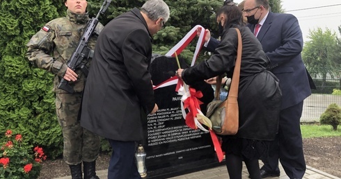 Odsłonięcia dokonali: siostrzenica poległych rodzeństwa: Eugenii i Józefa Rauerów Bogusława Draga, wójt Janusz Pierzyna i dyrektor IPN w Katowicach dr Andrzej Sznajder.