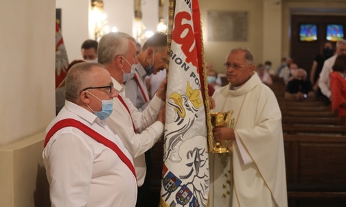 Podczas Eucharystii w intencji "Solidarności"...