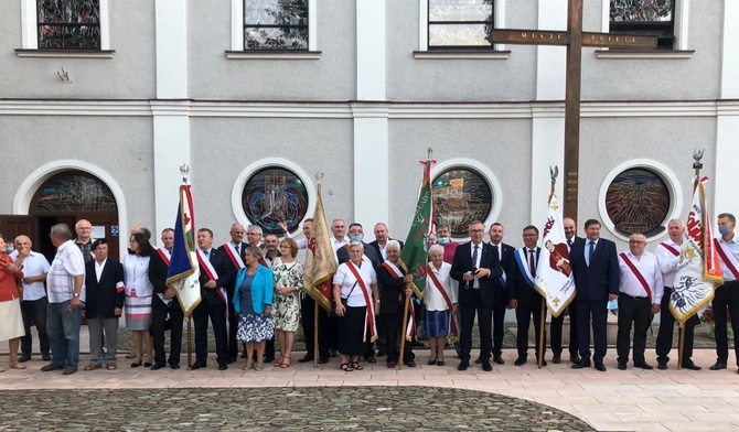 Pamiątkowe zdjęcie ze sztandarami po dziękczynnej Mszy św. w kościele Trójcy Przenajświętszej.
