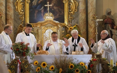 Kapłani wspólnie pobłogosławili dożynkowy bochen chleba.