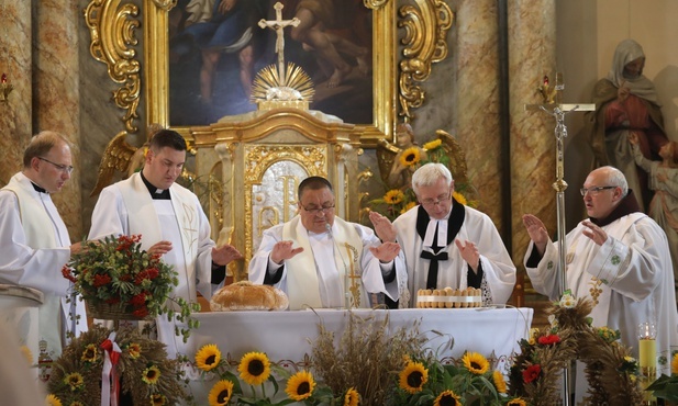 Kapłani wspólnie pobłogosławili dożynkowy bochen chleba.