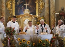Kapłani wspólnie pobłogosławili dożynkowy bochen chleba.
