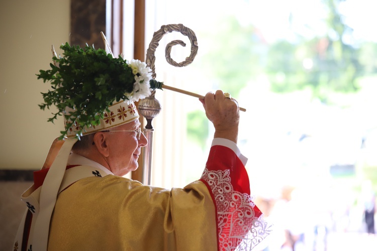 Konsekracja kościoła Matki Bożej Królowej Polski w Łętowem