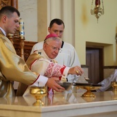 Abp Marek Jędraszewski konsekrował kościół Matki Bożej Królowej Polski w Łętowem