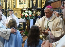 Dzieci, młodzież i dorośli witając abp. Nowackiego gratulowali mu 50. rocznicy święceń kapłańskich.