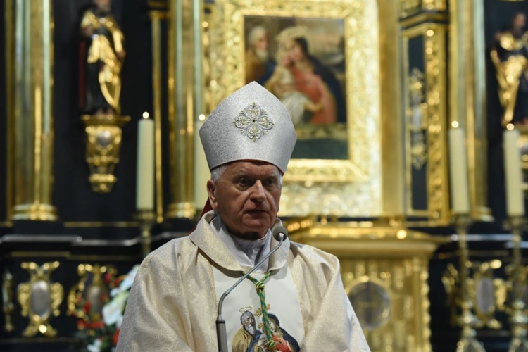 O cudzie dziecka i trosce o jego wychowanie mówił w homilii abp Henryk Nowacki.