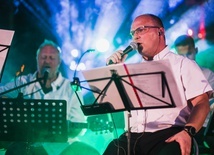 Śpiewający w zespole ks. Krzysztof Krzak zachęcał, aby wykorzystać koncert jako okazję do wspólnej modlitwy.