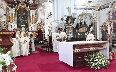 Mszy św. przewodniczył ks. Robert Serafin, dyrektor Caritas Diecezji Legnickiej.