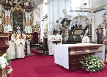 Mszy św. przewodniczył ks. Robert Serafin, dyrektor Caritas Diecezji Legnickiej.