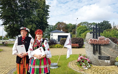 	W Łowiczu obchody rozpoczęły się od złożenia kwiatów przed pomnikami związanymi z „S”.