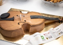 Podczas konferencji prasowej zapowiadającej festiwal został zaprezentowany tort w kształcie skrzypiec.