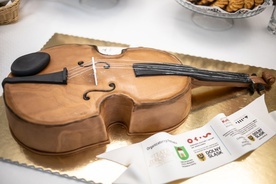 Podczas konferencji prasowej zapowiadającej festiwal został zaprezentowany tort w kształcie skrzypiec.