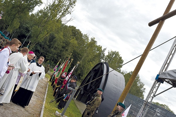 ▲	Bp Marek Mendyk przed Mszą św. poświęcił drewniany krzyż, który wrócił na to samo miejsce po kilkunastu latach. 