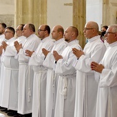 ▲	Po homilii bp Adam włączył kandydatów do grona służby liturgicznej.