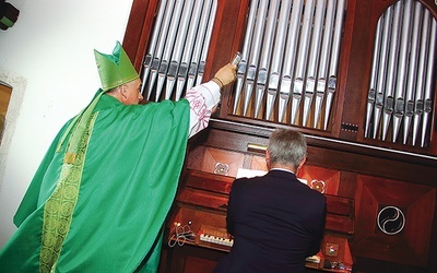 Biskup Włodarczyk pobłogosławił odnowiony 5-głosowy instrument w Chmielnie.