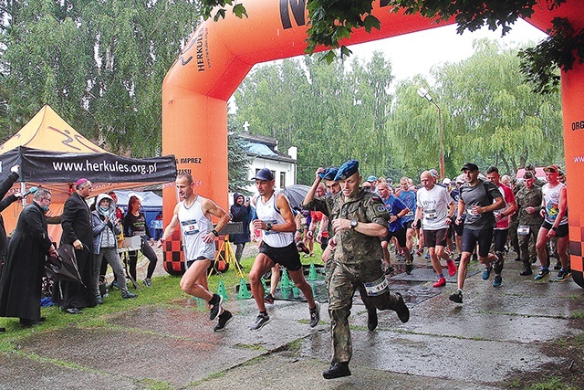 Na starcie stanęło ok. 120 biegaczy i prawie 30 chodziarzy.