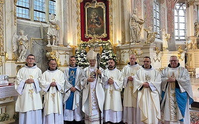 ▲	Podczas Mszy św. bp Tadeusz Lityński udzielił święceń diakonatu czterem alumnom franciszkańskim.