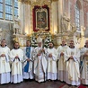 ▲	Podczas Mszy św. bp Tadeusz Lityński udzielił święceń diakonatu czterem alumnom franciszkańskim.
