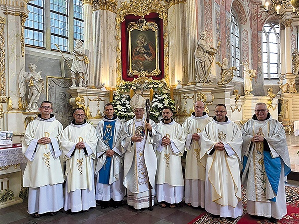 ▲	Podczas Mszy św. bp Tadeusz Lityński udzielił święceń diakonatu czterem alumnom franciszkańskim.