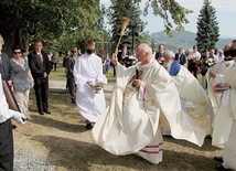 Błogosławieństwo tablicy upamiętniającej pilotkę.