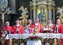 Biskupi Roman Pindel i Piotr Greger oraz ks. Marek Studenski wraz z cieszyńskimi duszpasterzami celebrowali Mszę św.  w kościele św. Marii Magdaleny.